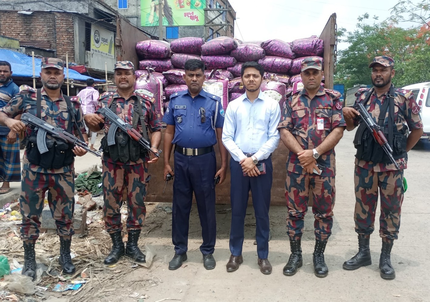 কুমিল্লায় বিজিবির অভিযানে অবৈধ ভারতীয় বাসমতি চাউলসহ ট্রাক আটক